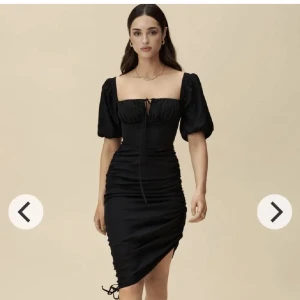 Adoore - Säljer denna klänning i stl 34. Helt ny med prislapp!