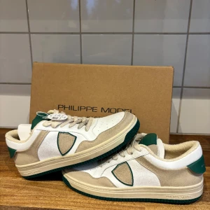 Philippe model skor HELT NYA  - Jag säljer desssa snygga skor från Philippe model. Skorna är helt nya och dessa kostar nypris ca 3000. Hör av er vid frågor eller funderingar 💫🔥