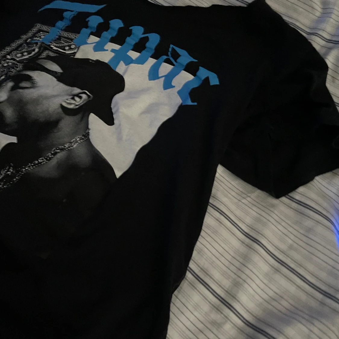 Tupac T-shirt utan krage.  - 91