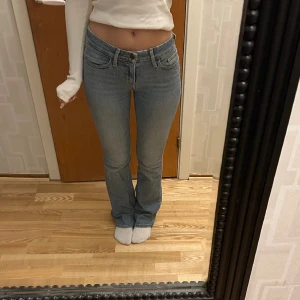 Levis bootcut jeans  - Säljer mina Levis jeans. Jag är 165 cm perfekt längd. Bra skick. Nypris på jeansen är 1200kr. Köparen står för frakten. 🩷