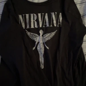 Nirvana tröja utan krage :) - Säljer en av mina nirvana tröjor utan krage. Vet ej hur använd just denna är men köpt i höstas någonstans. ❤️Men inte sliten och fint skick. Kan mötas upp i Kronoberg. HÖR AV ER FÖRST INNAN KÖP NU HAR EJ KOPPLAT KORTET ÄN!❤️ (gör de vid köp isf)