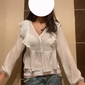 Söt blus💖 - Säljer denna superfina blusen eftersom den inte kommer till användning. Perfekt till sommaren/våren! Skulle säga att den passar XS/S. Kom privat för mer info! Priset går att diskutera om det är en snabb affär💗💗💗