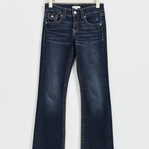 lowwaist flare jeans young storlek 170 - Detta jeansen är verkligen riktigt snygga! Har inte använts alls mycket, bara 1-3 gånger. De är i storlek 170 och jag som är 162cm passar mig perfekt! ⭐️💓