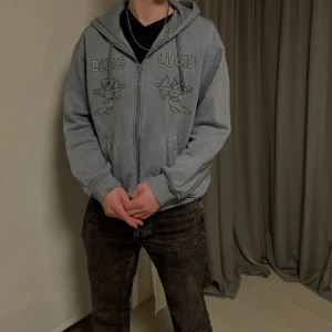 Bling Lucid Zip - En snygg ljusblå Bling Lucid Zip | strl M | cond 8/10 eftersom det finns en liten fläck på magen, går förmodligen bort i tvätten, inga andra defekter. 