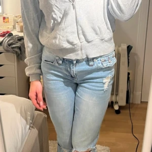 zip-up - Jättefin ljusgrå zip-up kofta från HM, fint skick. Säljer pga att den inte kommer till användning.