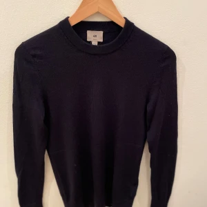 H&M Merinoull crewneck - H&M Merinoull crewneck i bra skick 8/10. Färgen mörkblå/navy. Storleken är Xs. Nypris 249