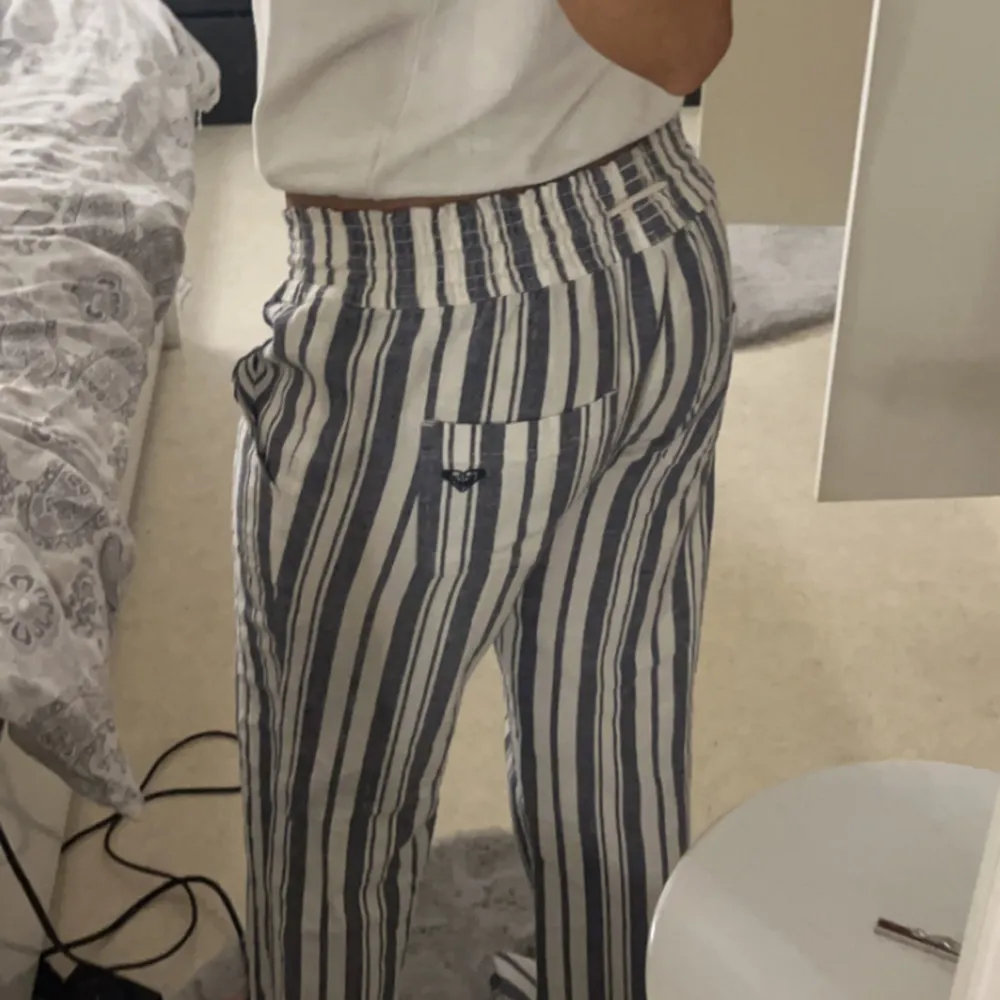 Jag säljer dessa randiga linnebyxorna från Roxy då jag beställde de från Zalando föra året och visade sig vara lite för långa på mig💕. Jeans & Byxor.