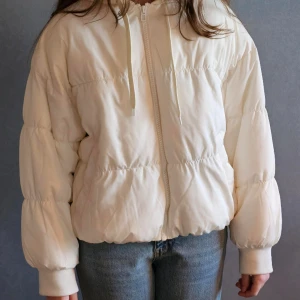 Dunjacka - Jättefin Dunjacka från H&m! Nästan helt ny och inga tecken på användning 💘 💘