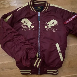 Alpha bomber jacket  - Säljer denna Alpha Industries Japan Dragon jackan efter den ej har kommit till användning pga fel storlek. Nypriset ligger runt 1700-700kr 