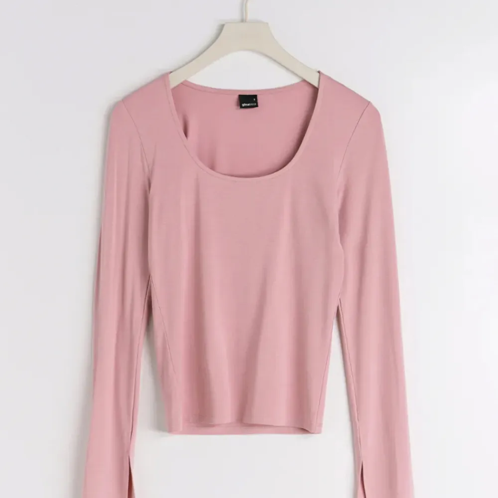Säljer min rosa tröja från Gina Tricot då den inte kommer till användning. Ljuset i andra bilden får tröjan att se mer lila ut men på första bilden ser man den riktiga färgen. Originalpris 199kr💞. Toppar.