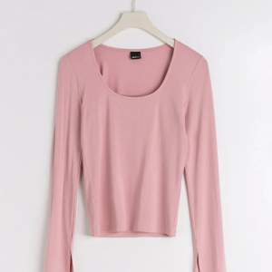 Säljer min rosa tröja från Gina Tricot då den inte kommer till användning. Ljuset i andra bilden får tröjan att se mer lila ut men på första bilden ser man den riktiga färgen. Originalpris 199kr💞