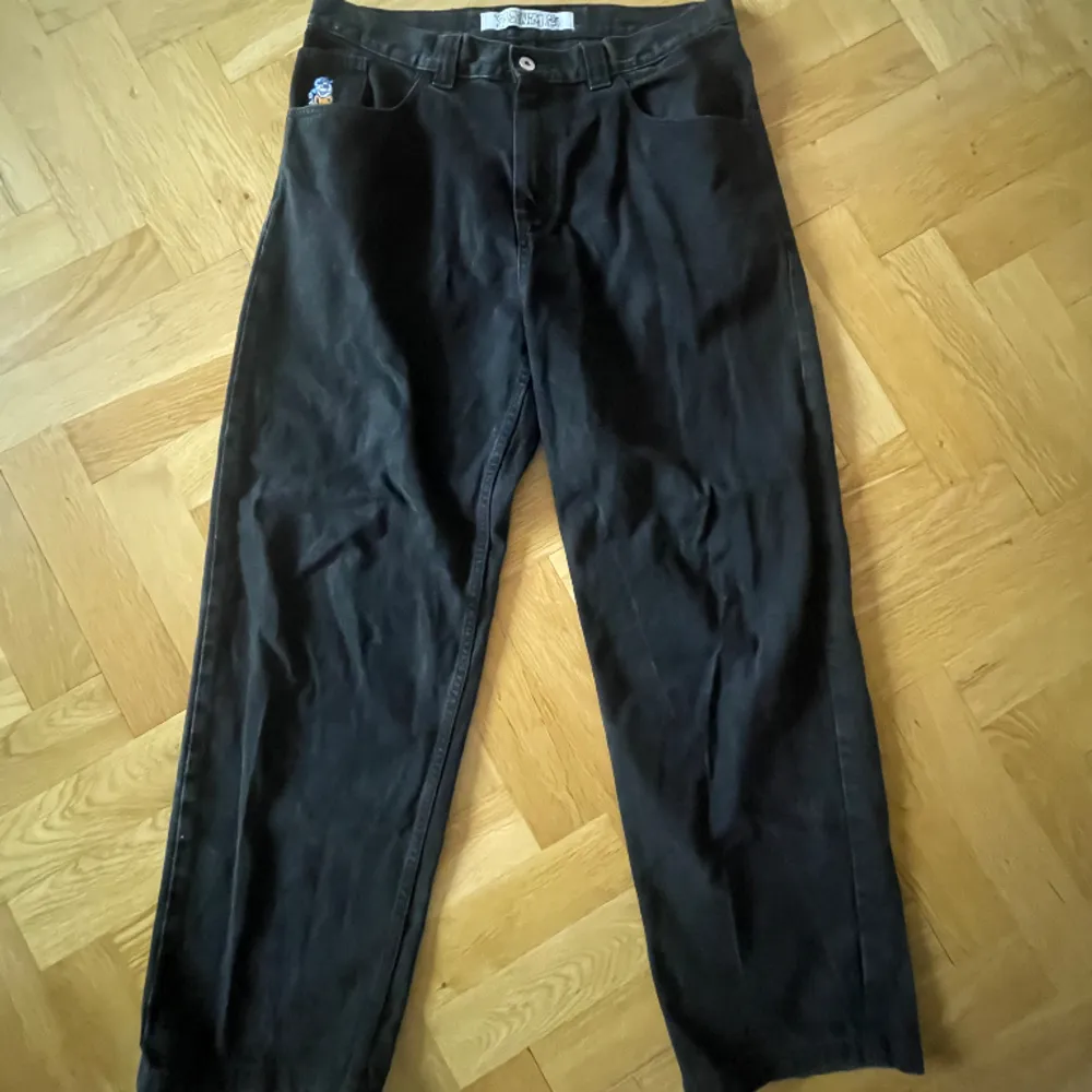 Sparsamt använda svarta Polar 93or i size 32/32. Inga hål eller liknande skavanker. . Jeans & Byxor.