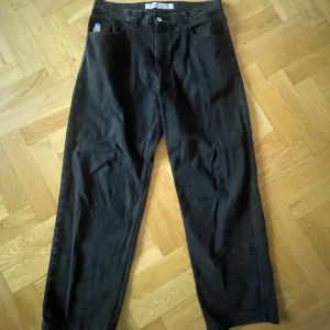 Polar 93 byxor  - Sparsamt använda svarta Polar 93or i size 32/32. Inga hål eller liknande skavanker. 