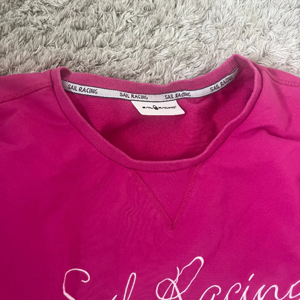 Säljer denna fina rosa tröja från Sail racing, jätte fint skick 💕strl L är som M typ. Hoodies.