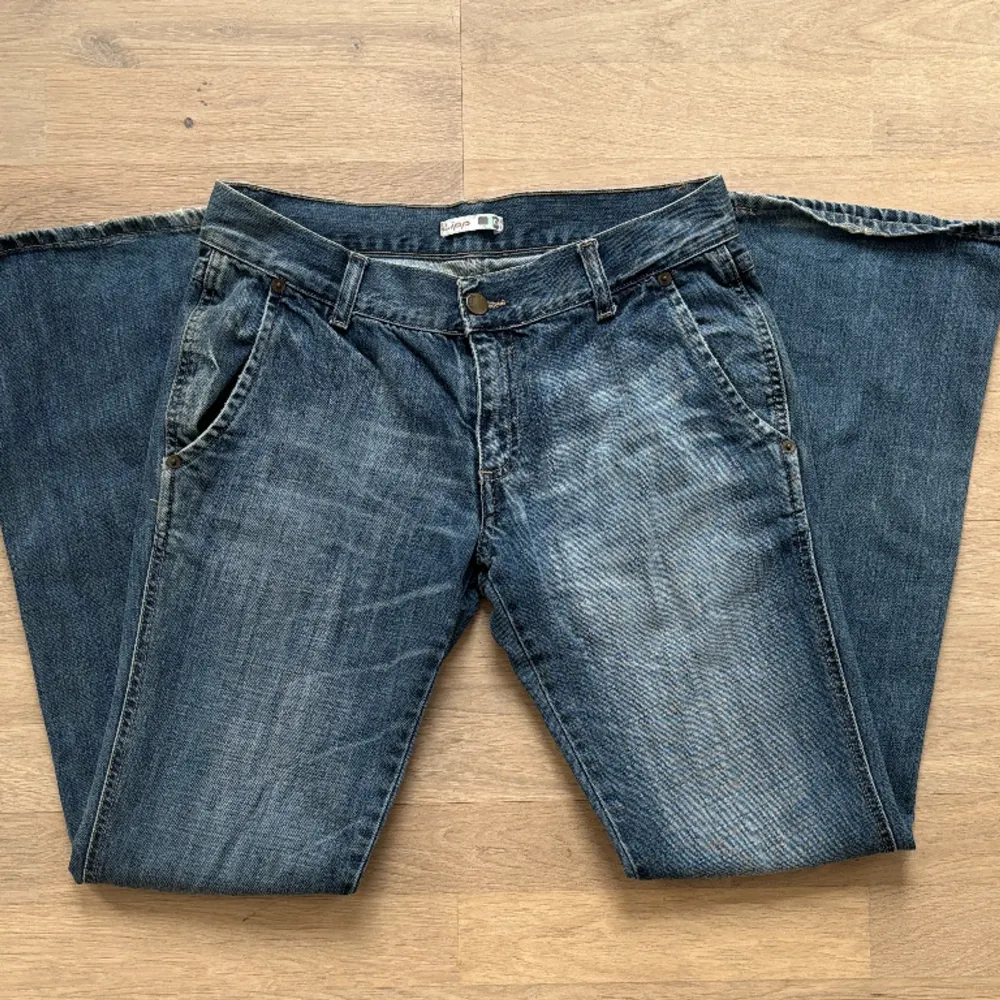 Lågmidjade vintage jeans som inte kommer till andvändning längre midjemått rakt över 38 cm, innerbenslängd ca 79 cm💕. Jeans & Byxor.