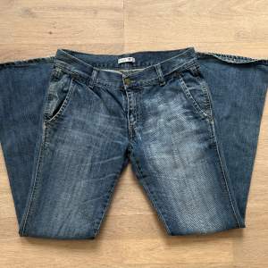 Lågmidjade vintage jeans som inte kommer till andvändning längre midjemått rakt över 38 cm, innerbenslängd ca 79 cm💕