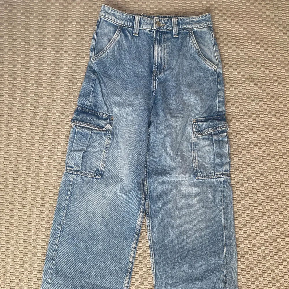 Bra skick cargo jeans från ASOS🩵. Jeans & Byxor.