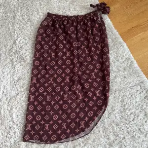 Säljer denna sarongen som man knyter över sin bikiniunderdel. Aldrig använd. Säljer för 100 kr. Köparen står för frakten! 