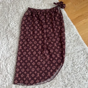 Sarong  - Säljer denna sarongen som man knyter över sin bikiniunderdel. Aldrig använd. Säljer för 50 kr. Köparen står för frakten! 