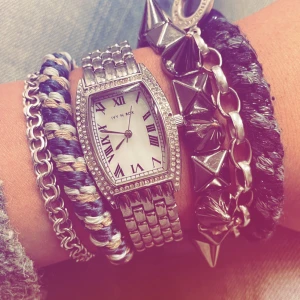 Nit armband - Säljer detta skit snygga och coola nit armbandet. 50kr+Frakt, vid fler funderingar eller bilder kontakta via DM!💗💗