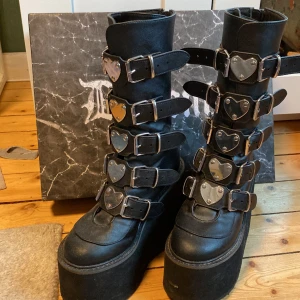 Demonia skor - Demonia skor med hjärtan, lådan är lite förstörd men skorna är i bra skick. Strlk 37 men funkar också med strlk 36 ibland. !!hund och katt finns i huset!!