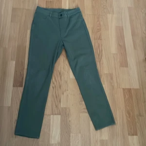 Byxor  - Stretch  Gröna Raka 