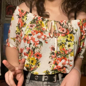 blommig offshoulder topp - fin blommig topp från Gina Tricot! secondhand men har tyvärr inte kommit till användning. lite nopprig men inget som inte går att fixa! skriv för fler bilder:D