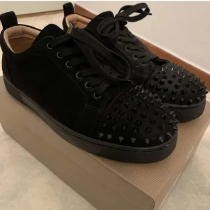 Louboutins skor svarta - Säljer mina Louboutins skor i bra skick, säljer för billigt vid snabb affär .