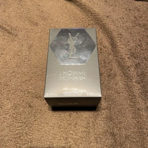 YSL L’HOMME parfym  - En ysl L’homme parfym. 100ML. EDT. Plastenförpackningen av men aldrig använd. 