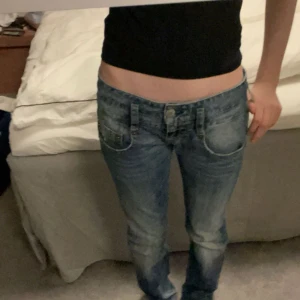 Lågmidjade jeans  - Fina blåa väldigt lågmidjade jeans, midja rakt över ungefär 36 innebenslängd runt 80💓 skriv om det är några frågor! Öppen för prisförslag 