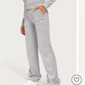 Säljer dessa grå juicy couture byxor för de inte kommit till användning. Alla detaljer är kvar och ser helt nya ut! 💕storlek XS men passar även S! Nypris 1199 SEK