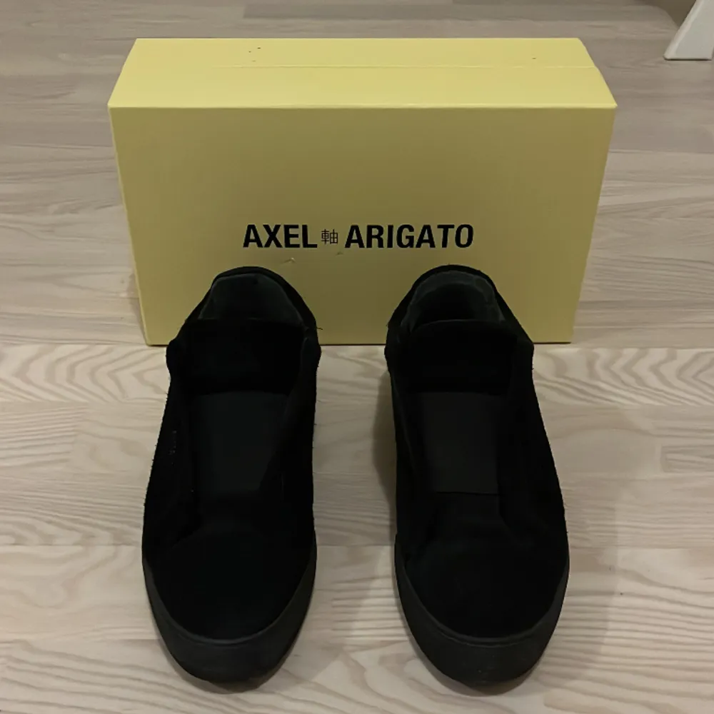 Säljer mina Arigato skor därför jag inte använder dom längre. Helt ok skick låda och allt ingår, pris går att diskutera mer info eller bilder skriv.. Skor.