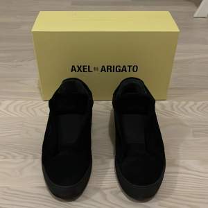 Säljer mina Arigato skor därför jag inte använder dom längre. Helt ok skick låda och allt ingår, pris går att diskutera mer info eller bilder skriv.