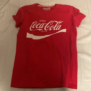 Coca cola tröja - Köptes för 300 säljs för 80kr pågrund av används i inte
