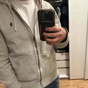 Ralph Lauren Zip - Säljer denna populära zip tröjan från ralph lauren. Storlek M men sitter mer som en S. Den är ganska nopprig på insidan därav priset. 😁