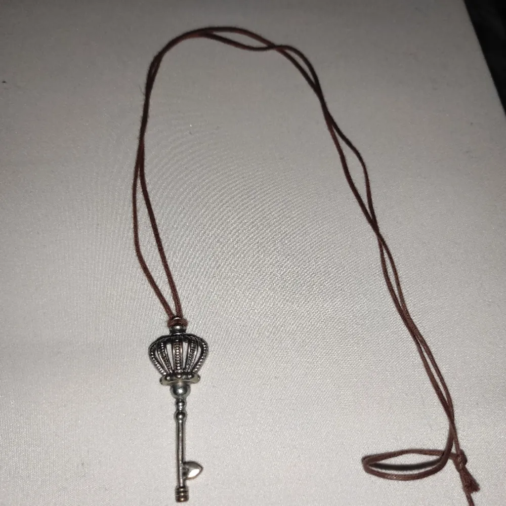 Halsband med form av nyckel med tiara. Från Kalmar slott. Accessoarer.
