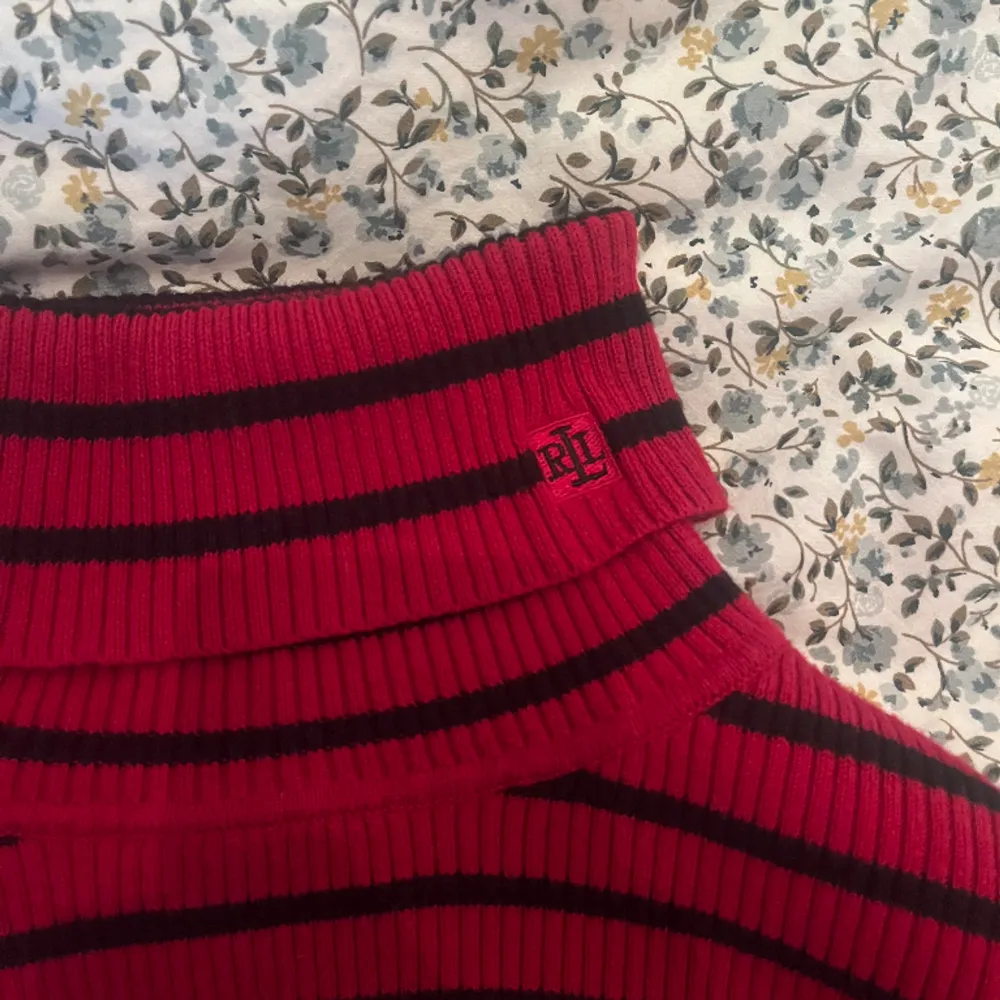 säljer denna trendiga röd-svart randiga polotröjan från ralph lauren som är thriftad!! storlek L men passar mig som är S. köparen står för frakten❤️. Tröjor & Koftor.