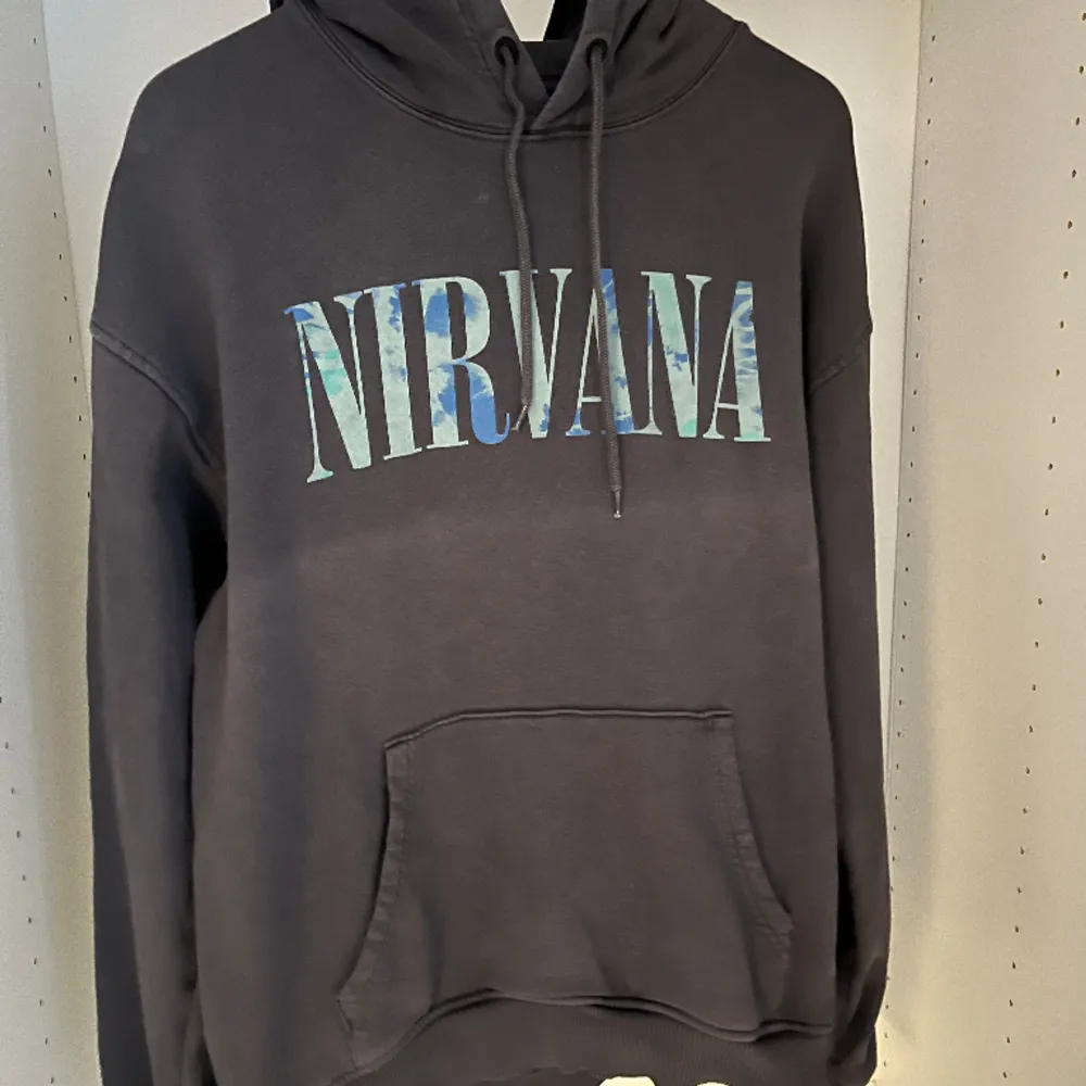 Nirvana hoodie väldigt fin inte använd mycket, men trycket har lossnat jätte lite bara, men annars väldigt fin 8/10.. Hoodies.