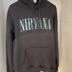 Nirvana hoodie väldigt fin inte använd mycket, men trycket har lossnat jätte lite bara, men annars väldigt fin 8/10.