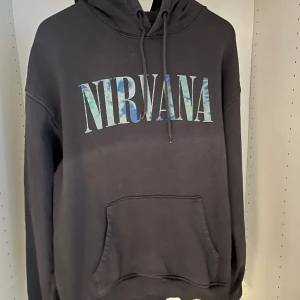 Nirvana hoodie - Nirvana hoodie väldigt fin inte använd mycket, men trycket har lossnat jätte lite bara, men annars väldigt fin 8/10.