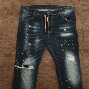 Dsquared2 jeans - Hej, säljer mina feta dsquared jeans för att dom ej passar. Använd i bra skick storlek 50 vilket motsvarar 34 eu lv väskan ingår paket pris