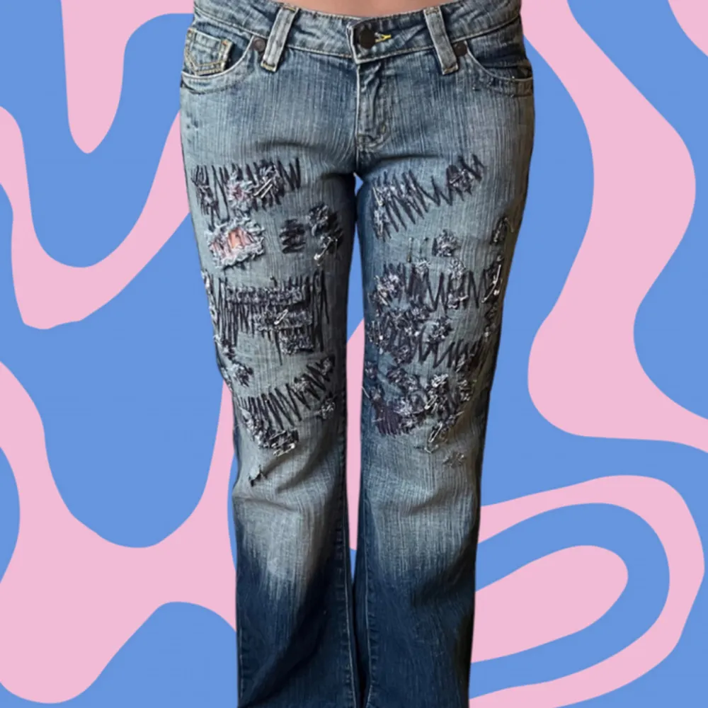 Skitsnygga jeans från liloustockholm! Flared jeans, midjemått; 40cm, innerbenslängd; 77cm 🤗🤗. Jeans & Byxor.