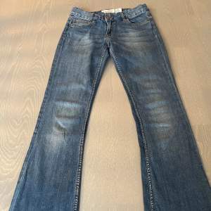 Säljer lågmidjade bootcut jeans från LOGG. Bra skick. Innerbenslängd 81cm midjemått (tvärsöver) 40cm. Har satt resor i midjan som går att ta bort.  Kontakta mig vid minsta frågor! 💘