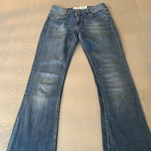 Low rise bootcut jeans - Säljer lågmidjade bootcut jeans från LOGG. Bra skick. Innerbenslängd 81cm midjemått (tvärsöver) 40cm. Har satt resor i midjan som går att ta bort.  Kontakta mig vid minsta frågor! 💘