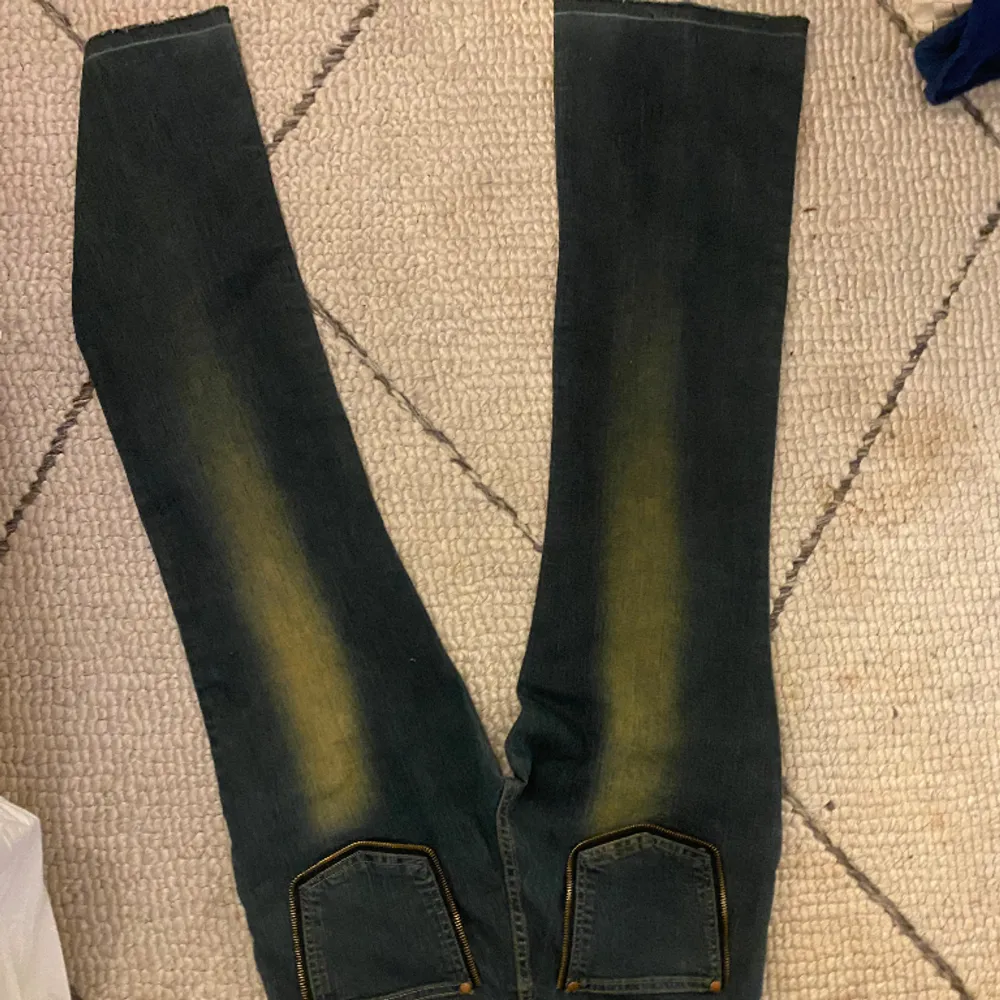 Unika jeans lågmidjade och utsvängda, blixtlås längst främre benen och runt balfickorna skit coola!. Jeans & Byxor.
