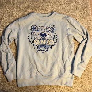 Kenzo tröja - Ljusblå jättefin Kenzo tröja för barn!