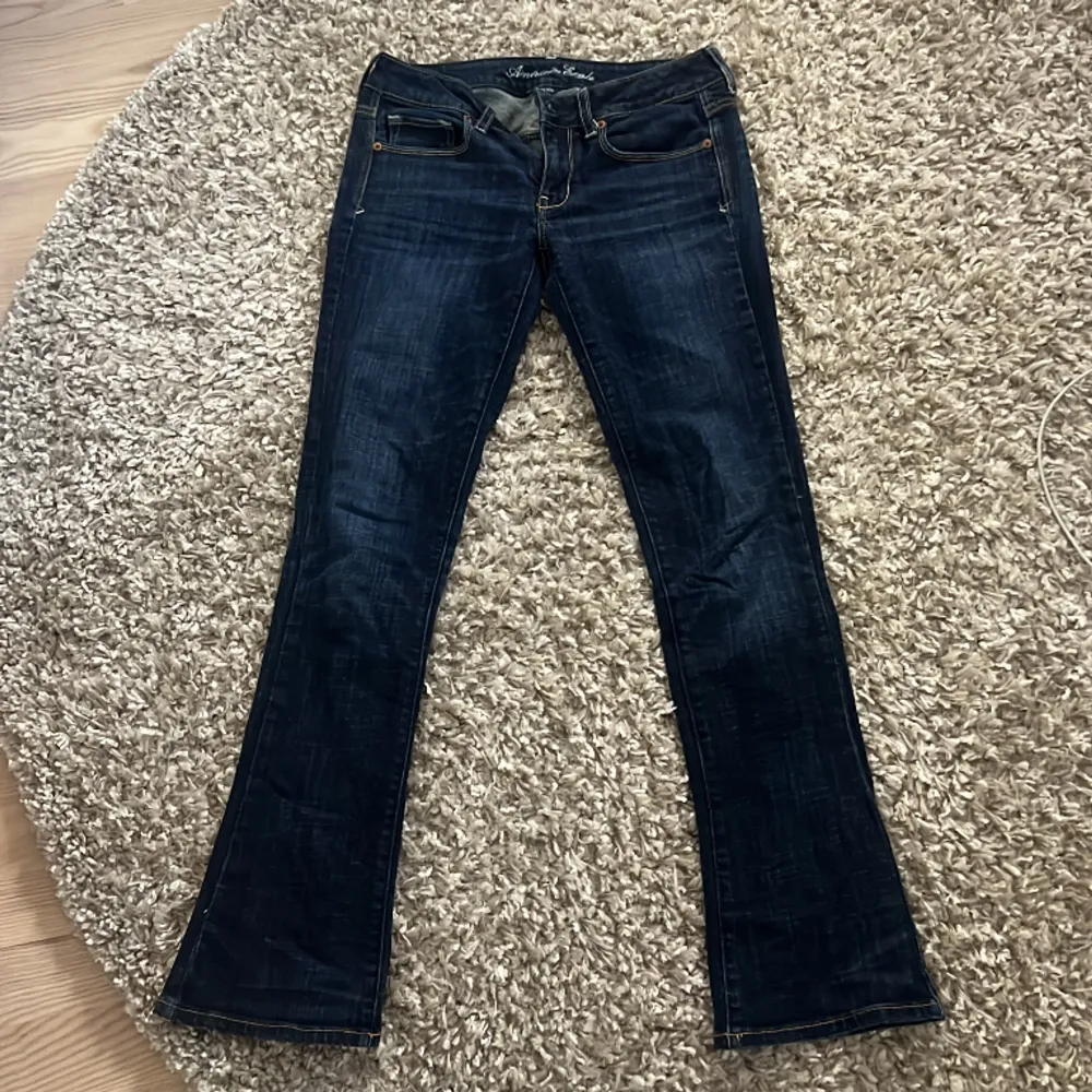 jag säljer mina american eagle jeans pga av att de är för stora i midjan (inga defekter) pris kan diskuteras. Jeans & Byxor.