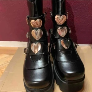 Platform shoes  - Helt nya platform skor som tyvärr var för stora för mig! Bara tagits på en gång! Priset kan diskuteras!