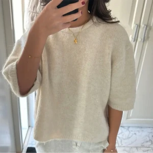 Stickad tshirt  - Stickad tröja med korta armar, från Lindex. OBS lånade bilder, skriv för fler frågor💕