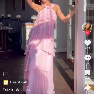 SÖKER Vero Moda x Felicia Wedin klänning - Jag söker efter att antingen köpa eller hyra denna rosa vero Moda x Felicia Wedin klänningen till min bal i april, hör av dig om du är intresserad! Storlek spelar ingen större roll 